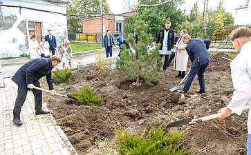 Андрей Яцкин посетил Родильный дом в Таганроге, принял участие в высадке деревьев на территории медицинского учреждения