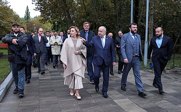 Сенаторы РФ возложили цветы к мемориалу Воину-освободителю в парке им. Ленинского комсомола в Махачкале (фото пресс-служба Министерства экономики и территориального развития Республики Дагестан)