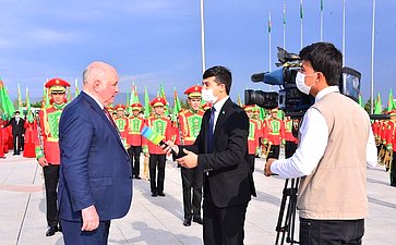 Церемония возложения цветов к монументу Конституции Туркменистана