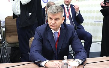 Геннадий Голов