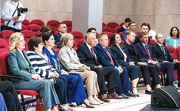 Сенаторы посетили Школу креативных индустрий на базе Окружного Дома народного творчества и Центр народных художественных промыслов и ремесел