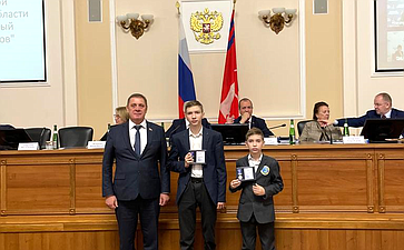Николай Семисотов провел награждение медалью Совета Федерации «За проявленное мужество» детей из Волгоградской области