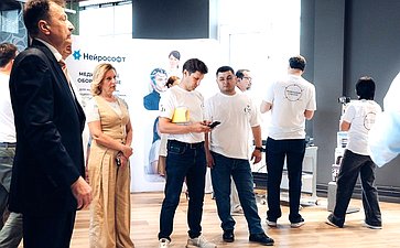 Сенаторы посетили компанию, производящую медоборудование для нейрофизиологии, функциональной диагностики и реабилитации