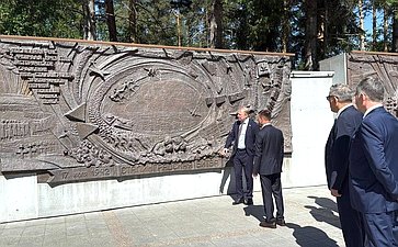 В г. Екатеринбурге сенаторы РФ провели церемонии возложения цветов к Широкореченскому военно-мемориальному комплексу, посвященному погибшим в Великой Отечественной войне, а также к военно-мемориальному комплексу «Черный тюльпан»