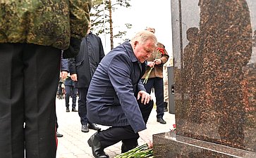Сенаторы приняли участие в возложении цветов генерал-полковнику Бурлакову М.П., командующему западной группировкой войск, и Герою Советского Союза, генерал-майору Балдынову В.В