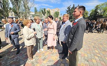 Ольга Бас в ходе поездки в регион приняла участие совместно с руководством Луганского государственного педагогического университета в открытии планшетной выставки «Бессмертный полк ЛГПУ», посвященной 80-летию Победы