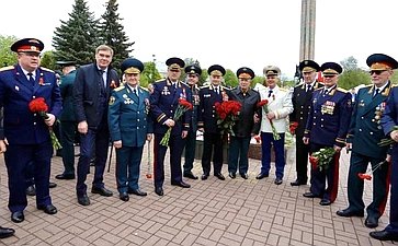Александр Савин возложил цветы к Вечному огню на Могиле Неизвестного Солдата в Калуге