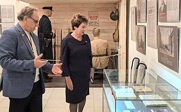 Екатерина Алтабаева ознакомилась с выставкой, посвященной фронтовым корреспондентам, которые работали в осажденном Севастополе в 1941–42 годах