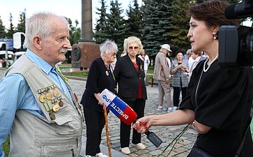 Возложение цветов делегации общества «Жители блокадного Ленинграда» к монументу «Ленинградский фронт» в Парке Победы