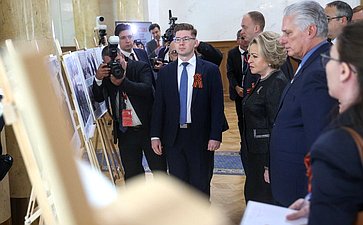 Председатель Совета Федерации Валентина Матвиенко, Президент Кубы Мигель Марио Диас-Канель и Председатель Московской городской Думы Алексей Шапошников открыли фотовыставку, посвящённую 65-летию восстановления российско-кубинских дипломатических отношений