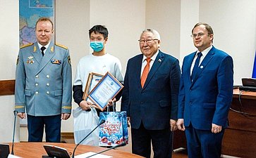 Егор Борисов вручил награды Совета Федерации юным героям из Якутии