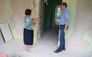 Александр Савин в рамках поездки в регион посетил город Сухиничи. Сенатор осмотрел ход капитального ремонта в Середейской школе и детском саду №162