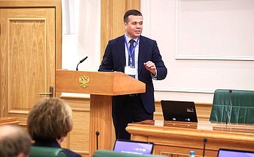 Сенаторы приняли участие в сдаче пробного Единого государственного экзамена