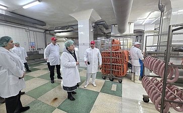 Ольга Бас в ходе региональной поездки посетила одно из самых знаковых предприятий региона ‒ ООО «Луганский мясокомбинат»