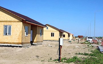 Александр Савин осмотрел жилой комплекс в селе Пеневичи и объекты благоустройства в посёлке Еленский