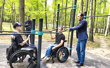 Андрей Хапочкин выступил инициатором проекта создания инклюзивной спортивной площадки для раненых бойцов, проходящих лечение в госпитале им. Н. Н. Бурденко
