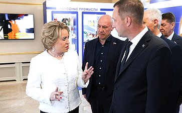 Валентина Матвиенко и Роман Бусаргин осмотрели выставку, посвященную действующим и перспективным проектам развития Саратовской области