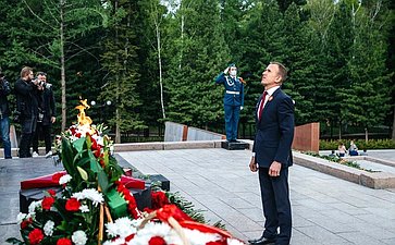 Владимир Кравченко возложил цветы к Мемориалу боевой и трудовой славы в Томске