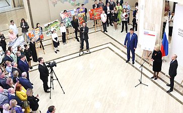 Лилия Гумерова и Дмитрий Василенко открыли в верхней палате выставку детского рисунка «Жизнь, делённая на граммы»