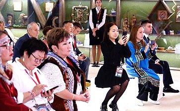 Сессия «Диалог культур коренных народов России и Китая». Сенаторы принимают участие в VIII Восточном экономическом форуме