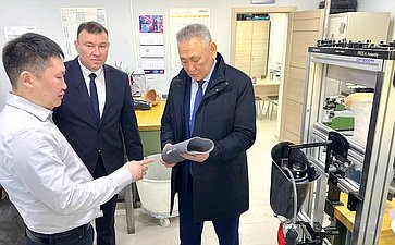 Сахамин Афанасьев в ходе поездки в регион посетил центр протезирования и ортезирования в г. Якутске