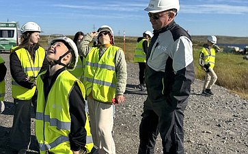Елена Дягилева в ходе поездки в регион посетила Кольскую ветряную электростанцию