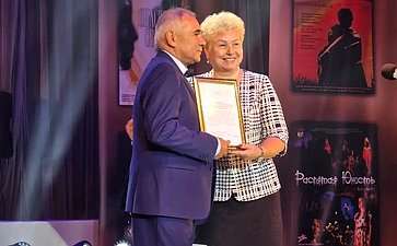 Ольга Бас поздравила коллектив Луганского театра с 85-летием
