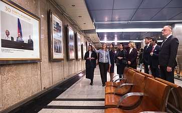 Заместитель Председателя СФ Инна Святенко открыла фотовыставку «30 лет Совету Федерации» на станции метро «Выставочная»