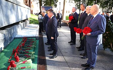 Председатель Совета Федерации Валентина Матвиенко и врио губернатора Новгородской области Александр Дронов возложили венки к Мемориалу «Вечный огонь славы»