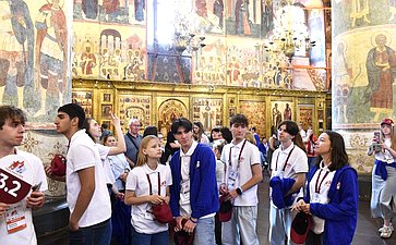 Участники «Поезда Памяти» возложили цветы к Могиле Неизвестного Солдата в Александровском саду и посетили Кремль