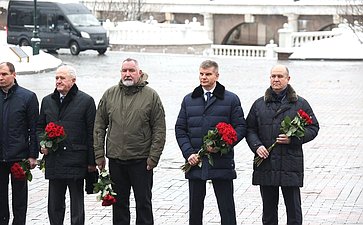 Председатель Совета Федерации Валентина Матвиенко и сенаторы РФ приняли участие в церемонии возложения цветов к Могиле Неизвестного Солдата
