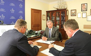 Анатолий Артамонов провел рабочую встречу с Владимиром Владимировым