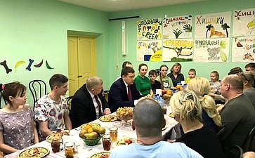 Николай Журавлев в рамках рабочей поездки в регион провел прием граждан и встретился с семьями военнослужащих, проходящими реабилитацию в санаторно-курортных учреждениях