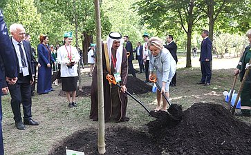 Высадка деревьев в Таврическом саду участниками X Невского международного экологического конгресса