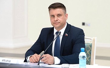 Юрий Архаров