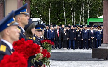 Григорий Карасин вместе с губернатором Сахалинской области Валерием Лимаренко, представителями силовых ведомств и общественности открыли в Южно-Сахалинске сквер «Щит и Меч»