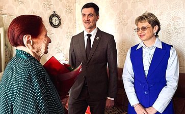 Роман Маслов поздравил долгожителей своего родного города Череповца