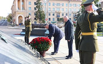 Сенаторы приняли участие в возложении цветов к Монументу Победы (фото: Пресс-служба Совета Республики Национального собрания Беларуси)