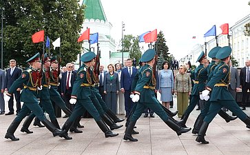 Церемония возложения венков к Вечному огню