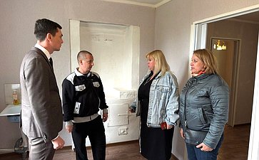 Роман Маслов сообщил о завершении работ по восстановлению жилого помещения для многодетной семьи Сердюк из посёлка Суда