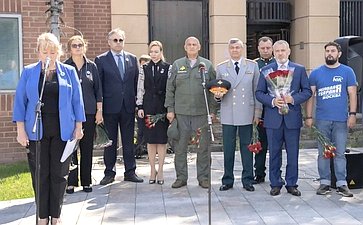 В День памяти детей — жертв киевского режима на Площади Донецкой Народной Республики в Москве прошла акция-реквием