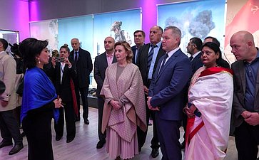 Сенаторы РФ возложили цветы к мемориалу Воину-освободителю в парке им. Ленинского комсомола в Махачкале (фото пресс-служба Министерства экономики и территориального развития Республики Дагестан)