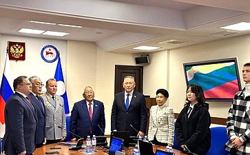 Сахамин Афанасьев в ходе поездки в регион совместно с сенатором Егором Борисовым наградили юных якутян памятными медалями Совета Федерации «За проявленное мужество»