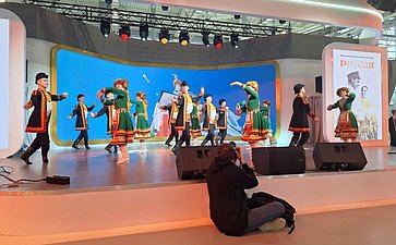 Сергей Мартынов осмотрел стенд Республики Марий Эл на Международной выставке-форуме «Россия»