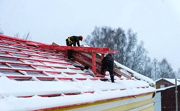 Руслан Смашнёв ознакомился с ходом капитального ремонта крыши в Новосельской средней школе Вяземского района Смоленской области