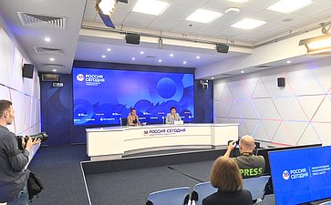 В международном мультимедийном пресс-центре Медиагруппы «Россия сегодня» состоялась пресс-конференция председателя Комитета Совета Федерации по социальной политике Елены Перминовой по итогам работы в весеннюю сессию