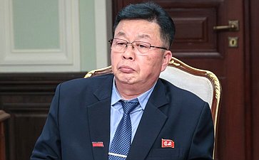 Встреча первого заместителя председателя Комитета СФ по международным делам Владимира Джабарова с руководителем группы содействия развитию корейско-российской дружбы в Верховном народном собрании КНДР Ли Чхолем