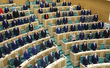 Сенаторы слушают Гимн России перед началом 490-го заседания Совета Федерации
