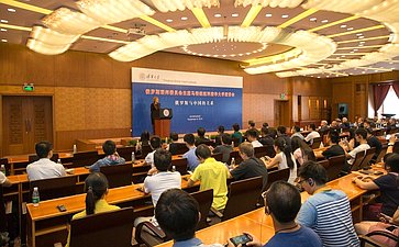 В. Матвиенко выступила перед профессорами, преподавателями и аспирантами Университета Цинхуа