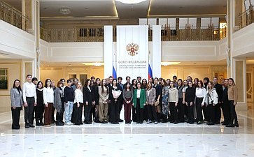 Экскурсия по зданию СФ для группы учащихся школы № 37 города Ярославля
